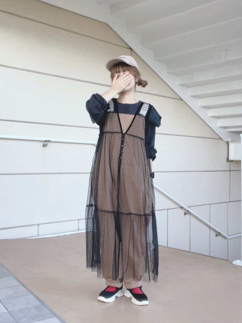 ブラック系のTシャツ/カットソー、ブラック系のワンピース、ベージュ系のサロペット/オーバーオールを着用したレディースの秋コーディネートの2枚目の写真