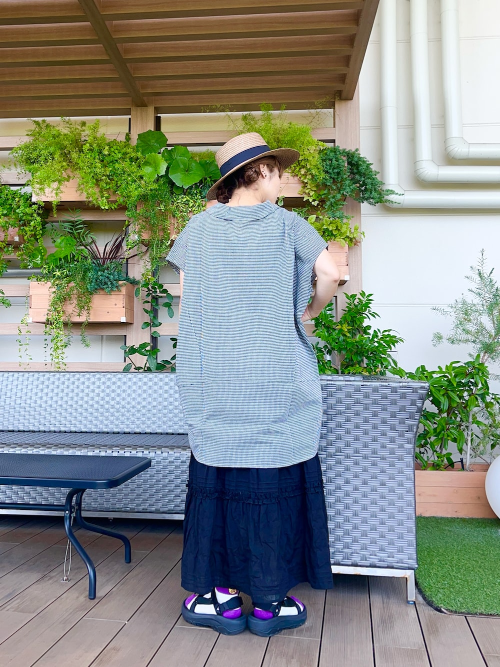 ベージュ系の帽子を着用したレディースの冬コーディネートの3枚目の写真