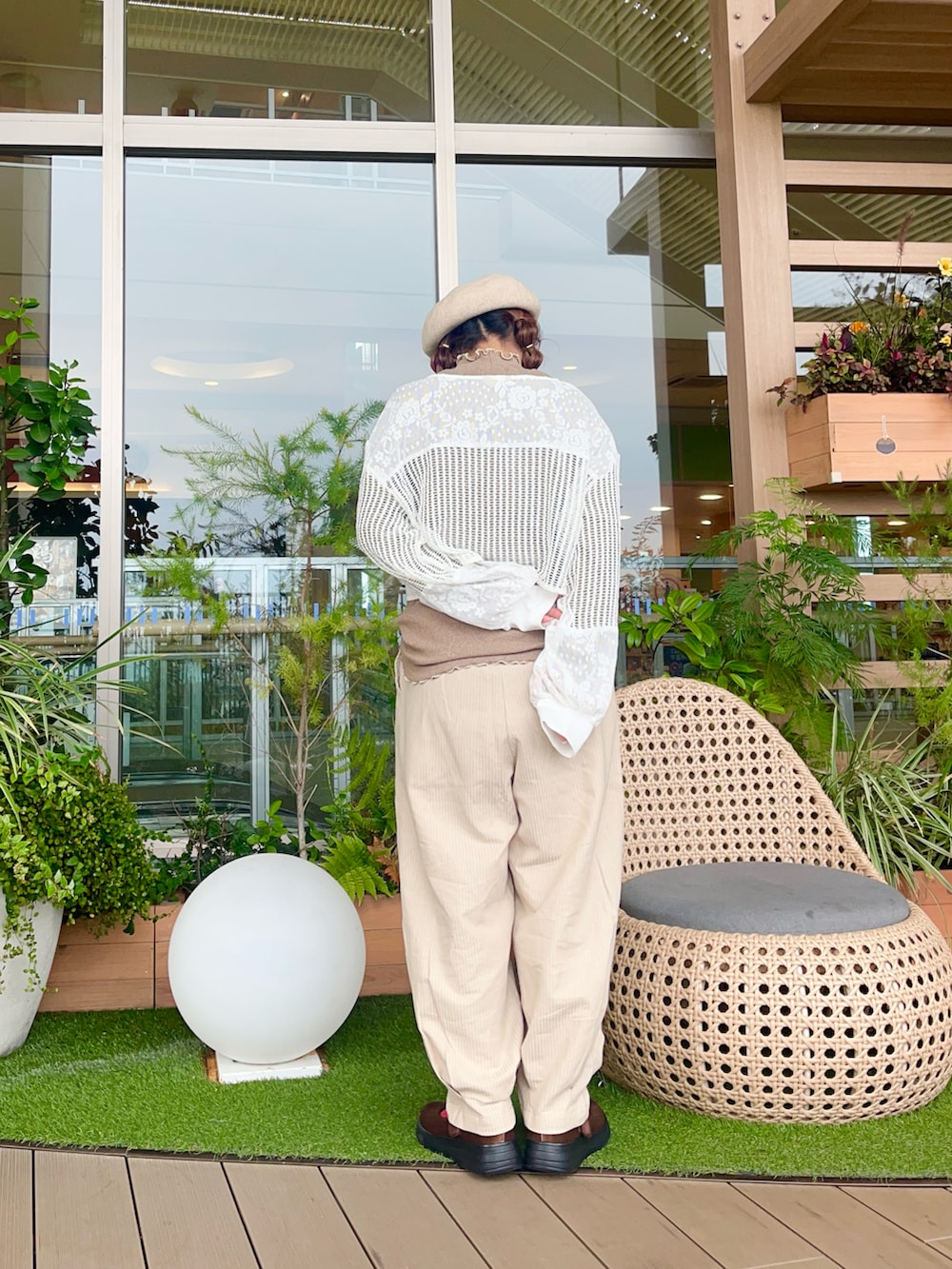 ホワイト系のカーディガン/ボレロを着用したレディースの春コーディネートの3枚目の写真