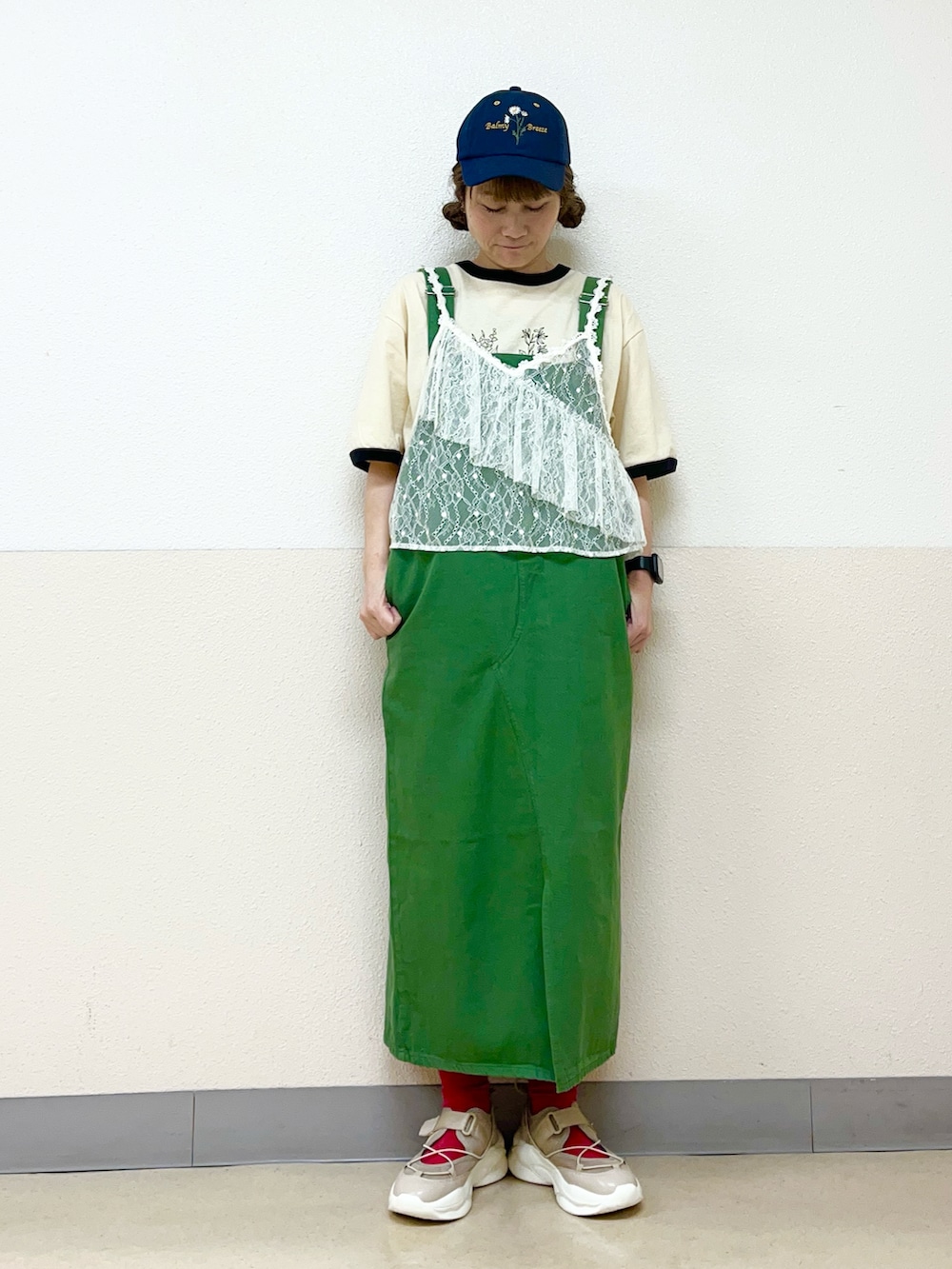 「キャップ女子、帽子かぶろう会、ジャンバースカート、アシンメトリー、スニーカーコーデ、レースビスチェ、イオンモール浜松志都呂、サマンサ モスモス(Samansa Mos2)、SM2、エスエムツー、Tシャツ、低身長コーデ、低身長女子」｜「Samansa Mos2の【消臭効果】お花刺繍キャップ（ハット、ブルー系）」を使った、も  な  こさん（レディース・152cm）の夏コーディネートの2枚目の写真