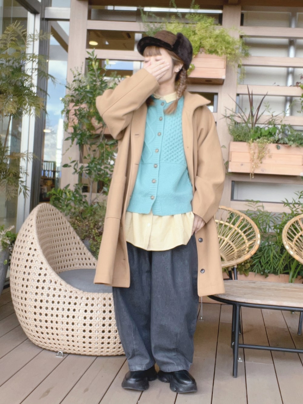 ベージュ系のその他アウター、グリーン系のカーディガン/ボレロ、ブラック系のその他パンツを着用したレディースの冬コーディネートの2枚目の写真