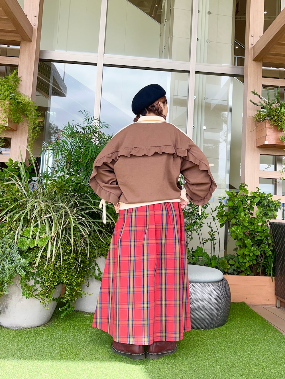 レッド系のスカートを着用したレディースの冬コーディネートの3枚目の写真