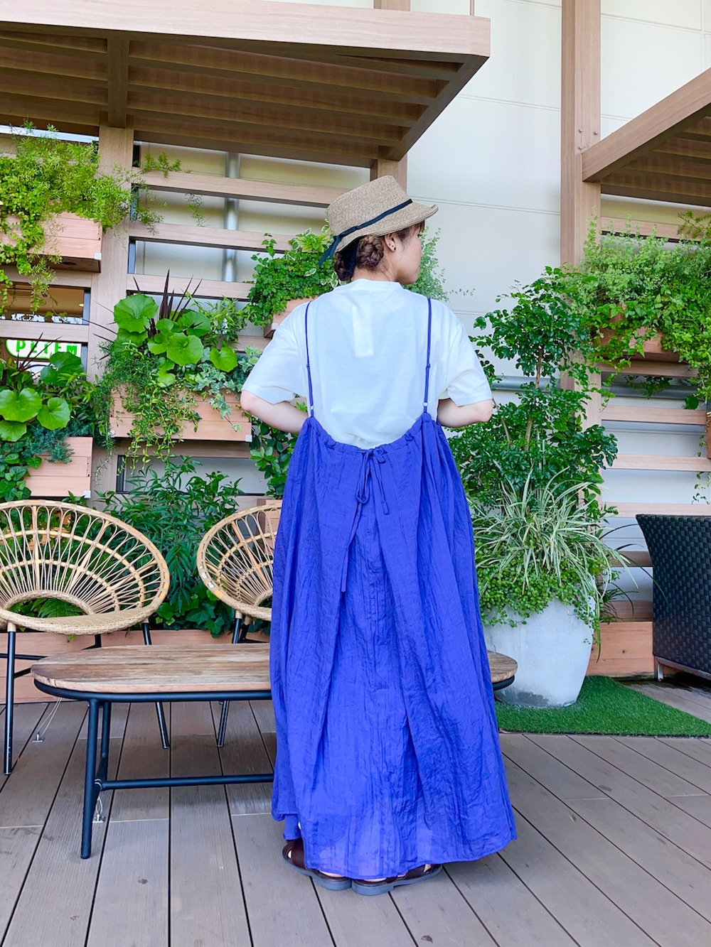 ブラウン系のハットを着用したレディースの冬コーディネートの3枚目の写真