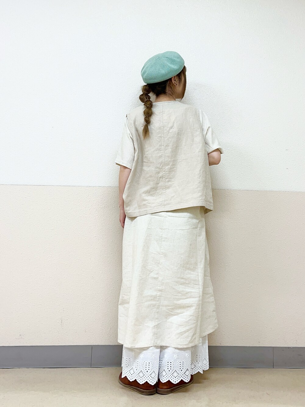 グリーン系のハットを着用したレディースの秋コーディネートの3枚目の写真