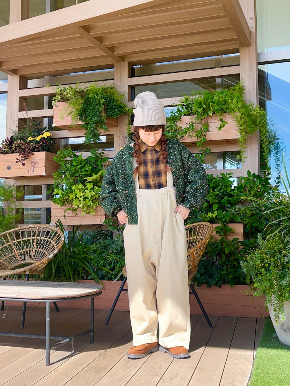 グリーン系のカーディガン/ボレロを着用したレディースの春コーディネートの2枚目の写真