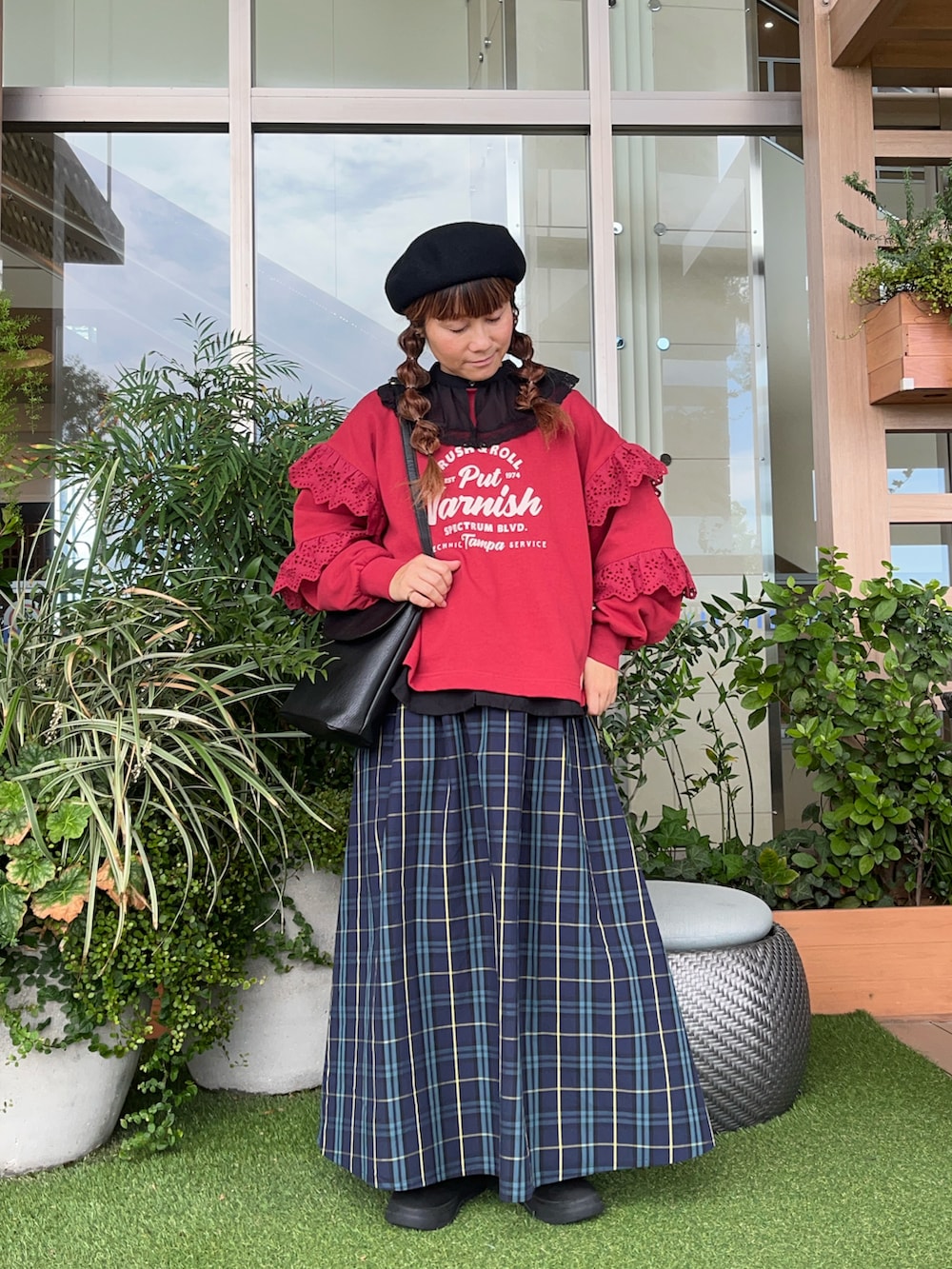 レッド系のTシャツ/カットソーを着用したレディースの冬コーディネートの2枚目の写真