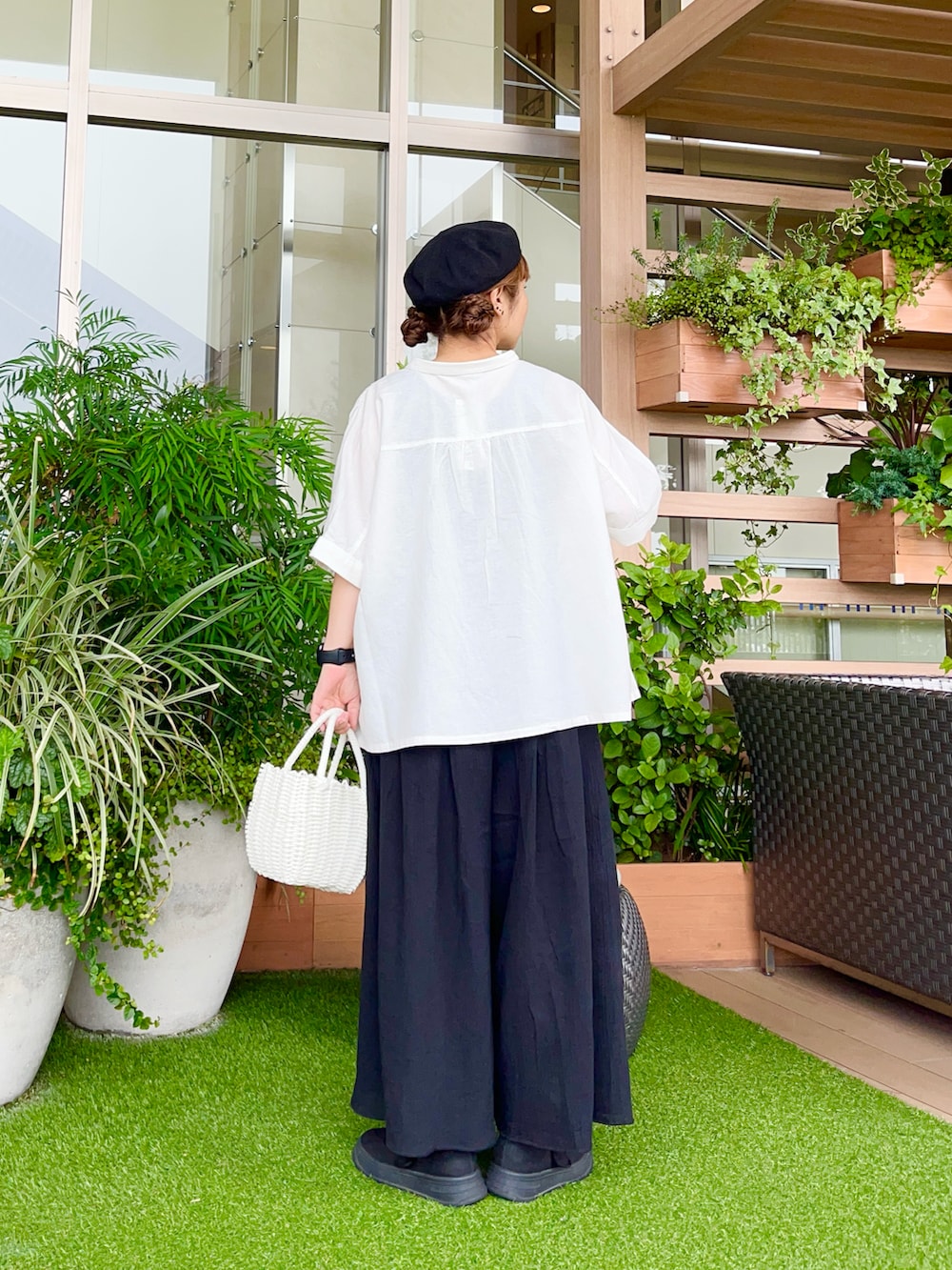 ブラック系のハットを着用したレディースの冬コーディネートの3枚目の写真