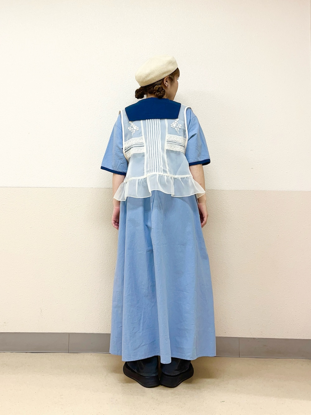 ホワイト系のハットを着用したレディースの秋コーディネートの2枚目の写真