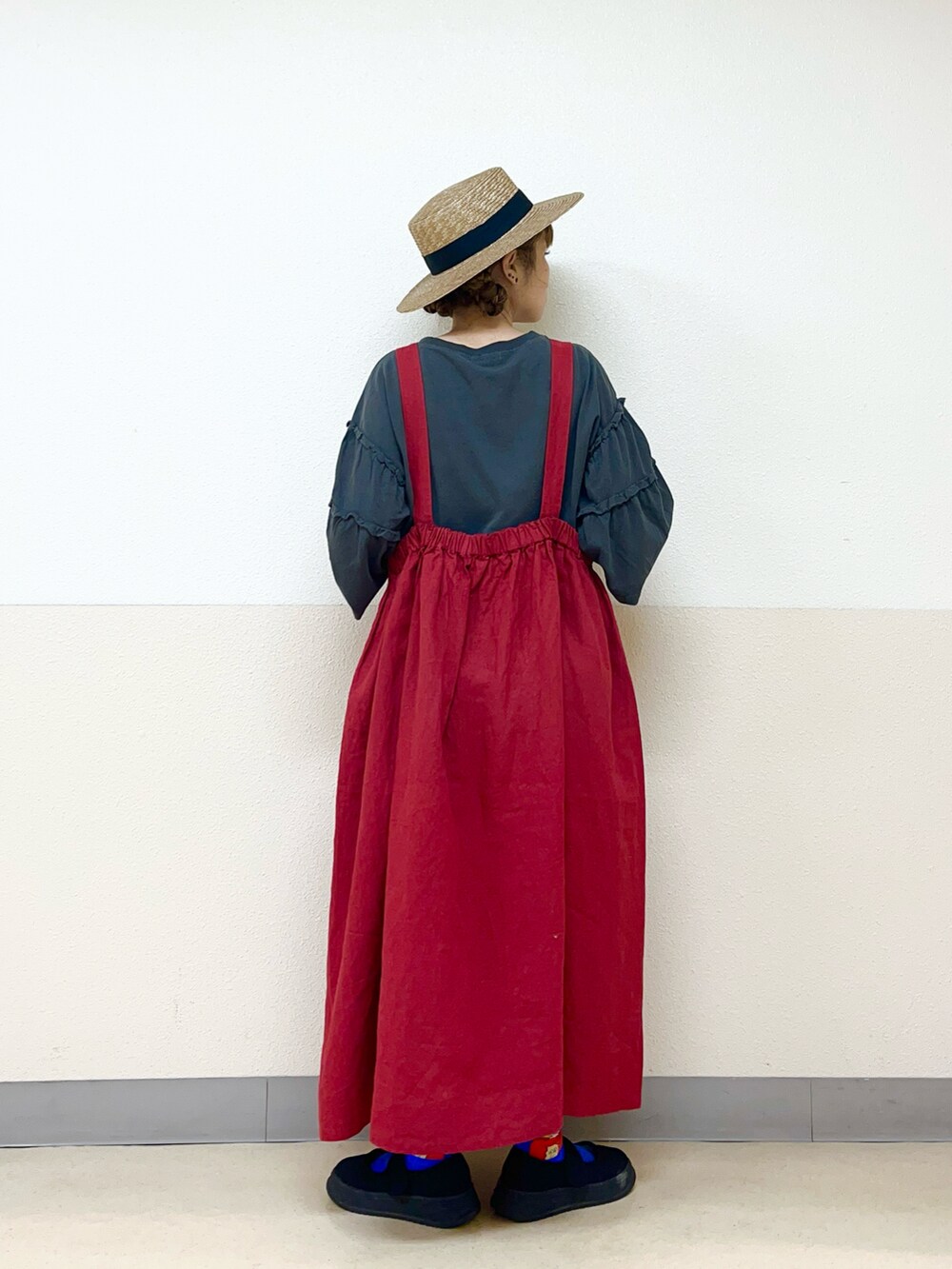 ブラウン系のハットを着用したレディースの秋コーディネートの3枚目の写真