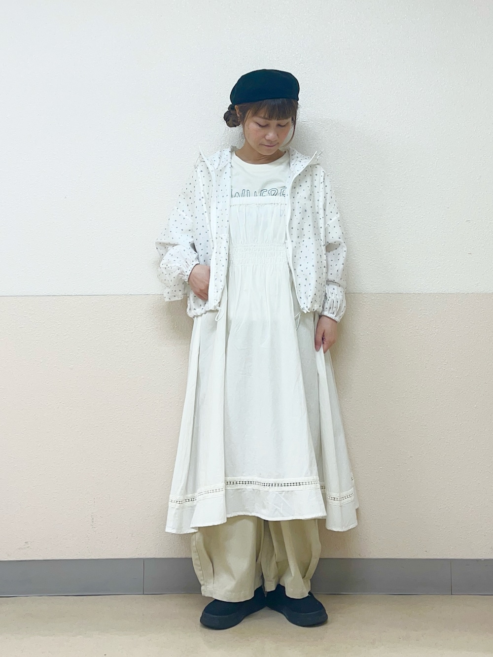 「ウインドブレーカー、小花柄、刺繍トップス、Tシャツ、タックパンツ、ワントーンコーデ、ベレー帽推奨委員会、帽子かぶろう会、サマンサ モスモス(Samansa Mos2)、イオンモール浜松志都呂」｜「Samansa Mos2の【消臭効果】リネン混ベレー帽（ハット、ブラック系）」を使った、も  な  こさん（レディース・152cm）の春コーディネートの2枚目の写真