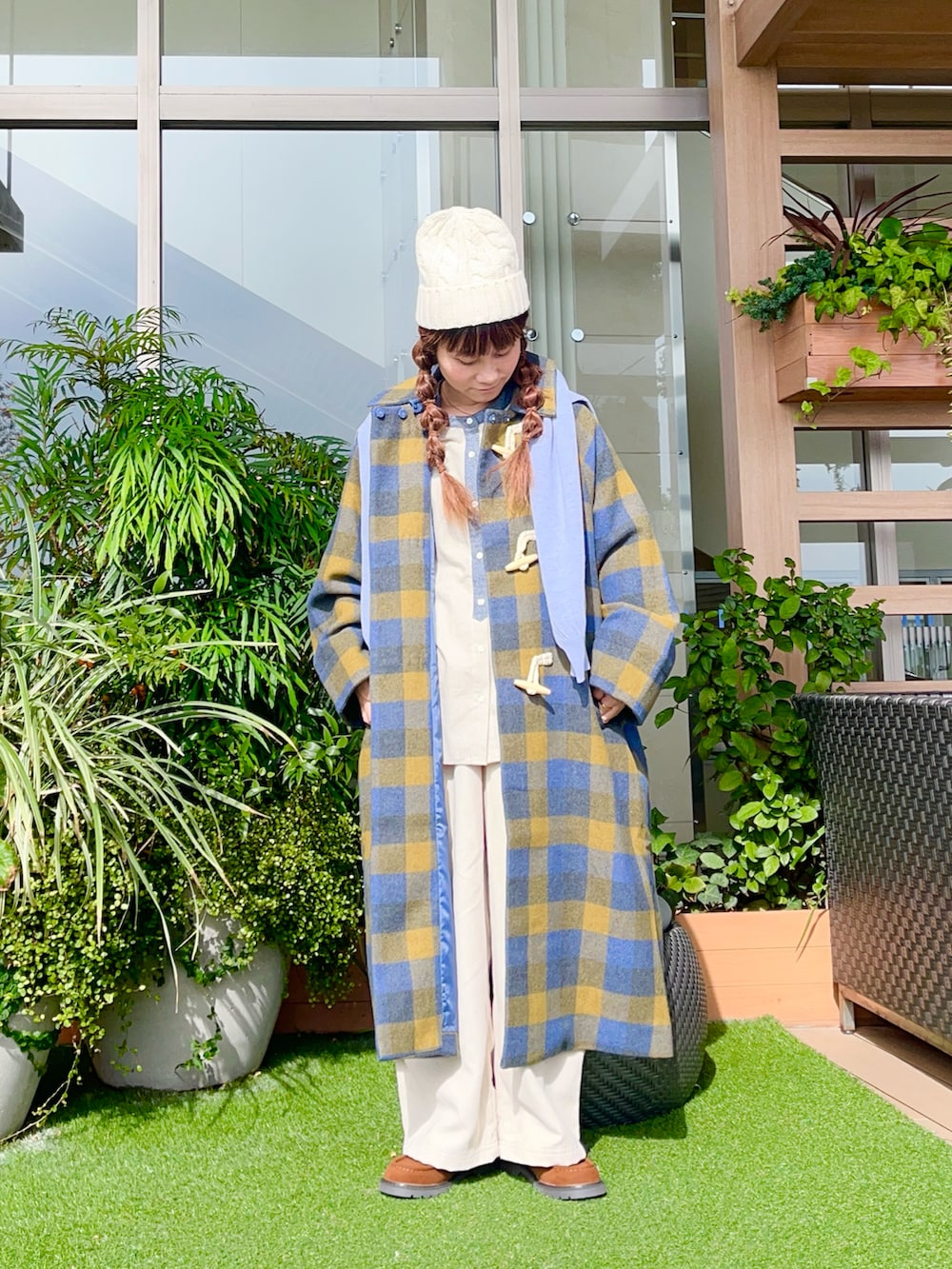 ホワイト系のハットを着用したレディースの春コーディネートの2枚目の写真