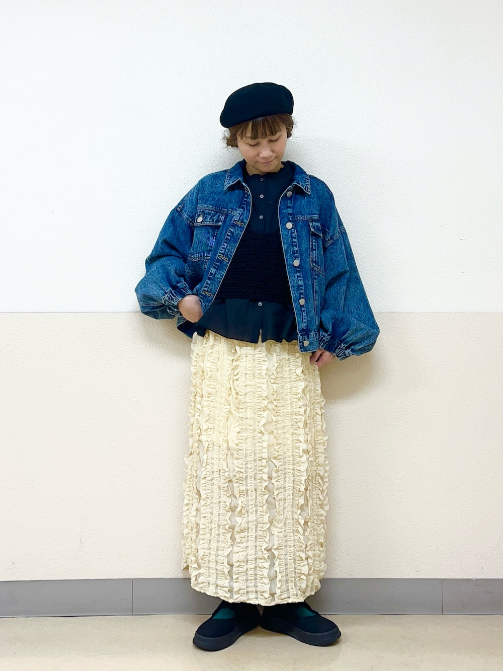 「サマンサ モスモス(Samansa Mos2)、イオンモール浜松志都呂、やっぱり帽子が好き、ベレー帽推奨委員会、帽子かぶろう会、大人女子、オトナカジュアル、タイトスカートコーデ、Gジャン、低身長コーデ、低身長女子、オトナカワイイ、ブラウスコーデ、ビスチェ」|「Samansa Mos2の【消臭効果】リネン混ベレー帽(ハット、ブラック系)」を使った、も な こさん(レディース・152cm)の春コーディネートの2枚目の写真
