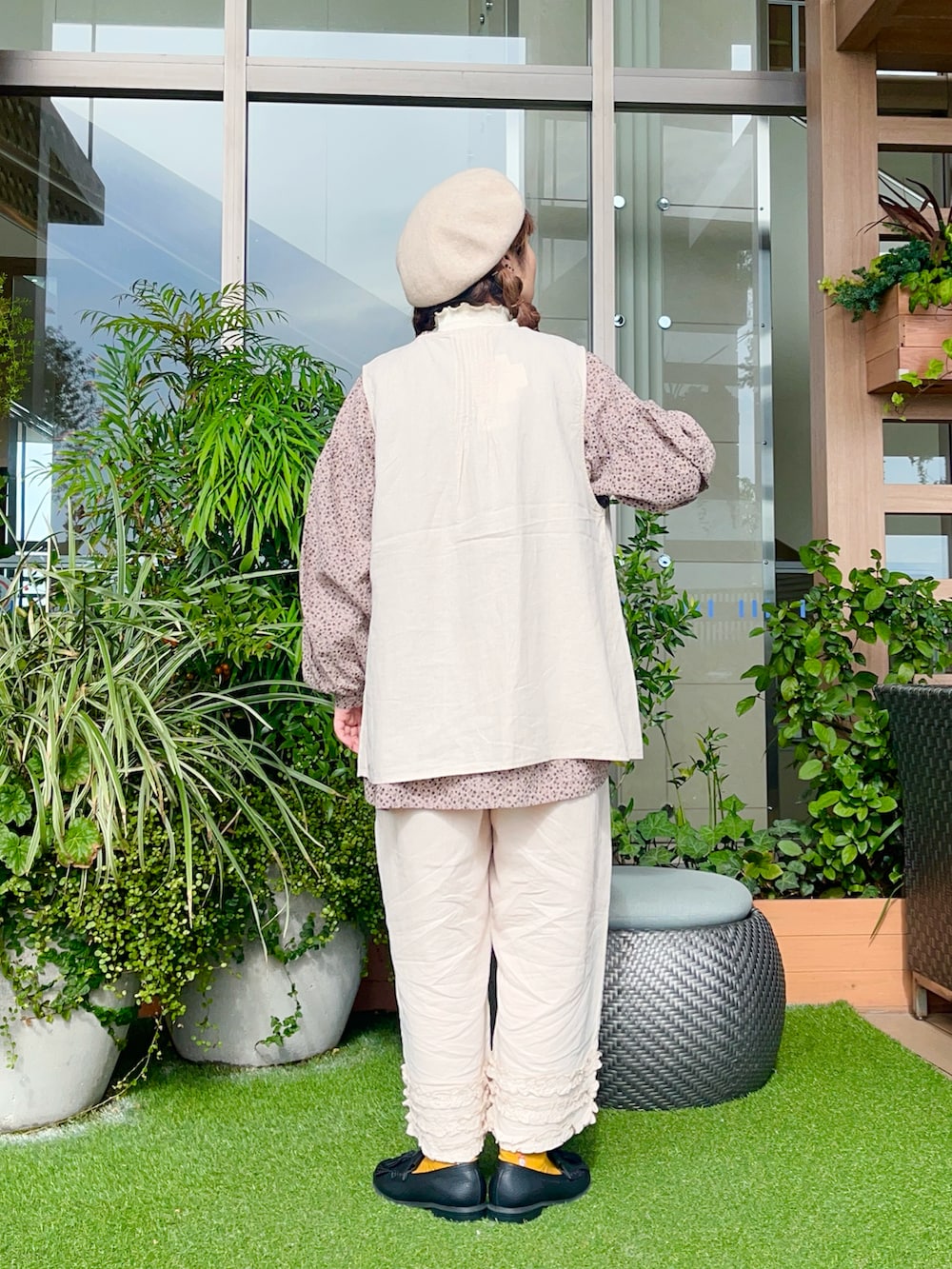 ホワイト系の帽子を着用したレディースの春コーディネートの3枚目の写真