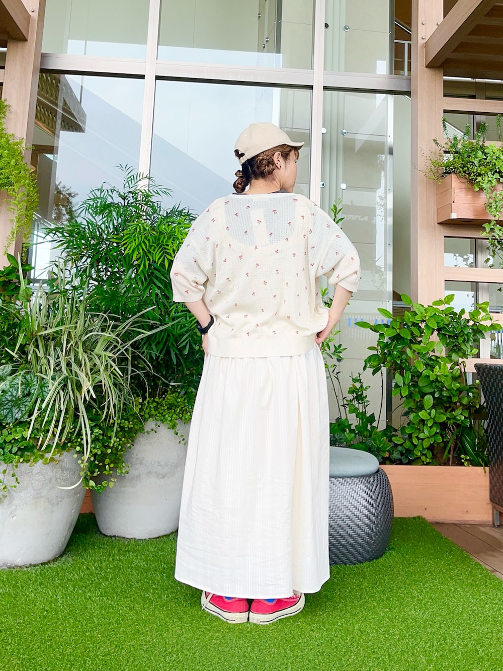 ホワイト系のワンピースを着用したレディースの冬コーディネートの3枚目の写真