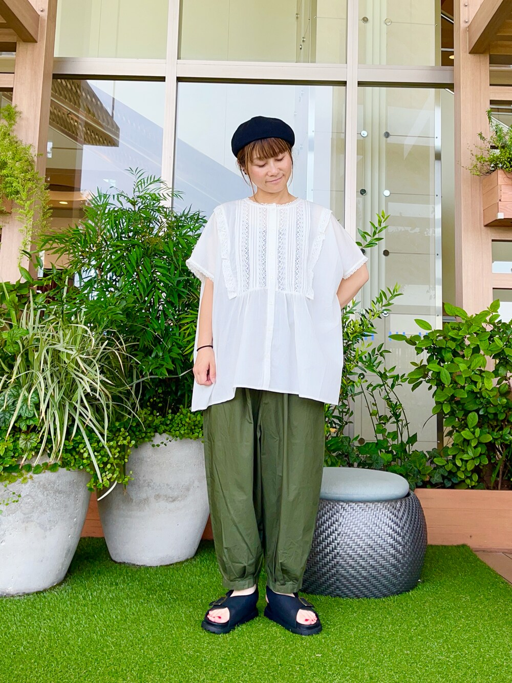 ブラック系のハットを着用したレディースの冬コーディネートの2枚目の写真