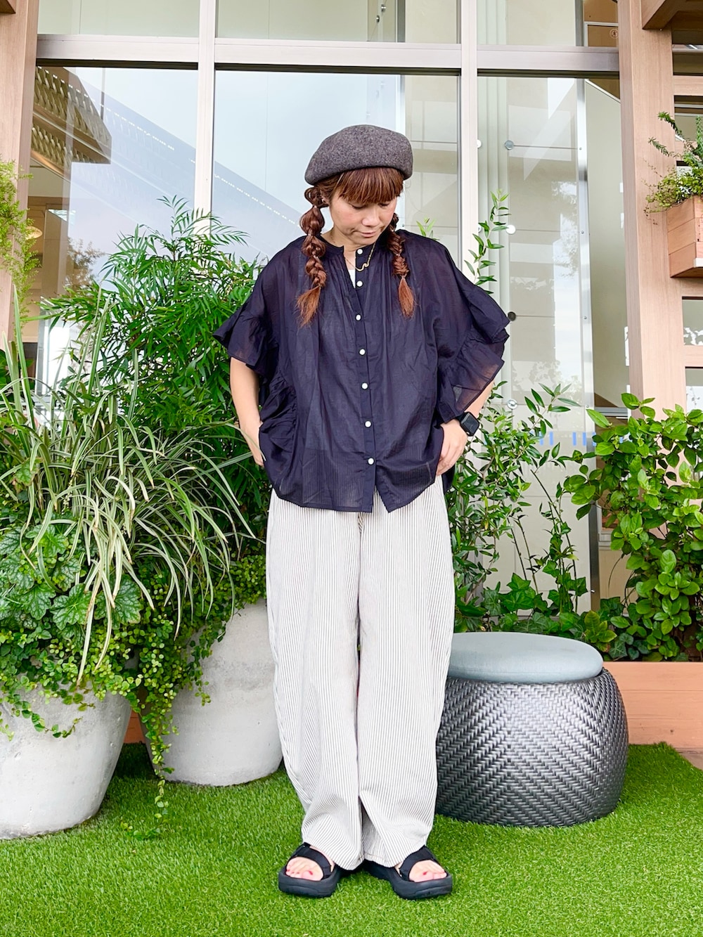 ブラウン系のハットを着用したレディースの冬コーディネートの2枚目の写真