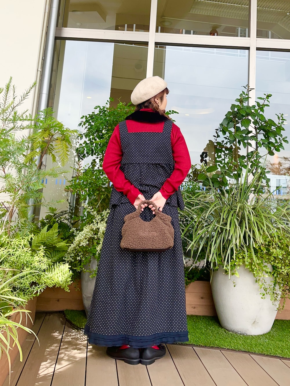 レッド系のニット/セーターを着用したレディースの春コーディネートの3枚目の写真