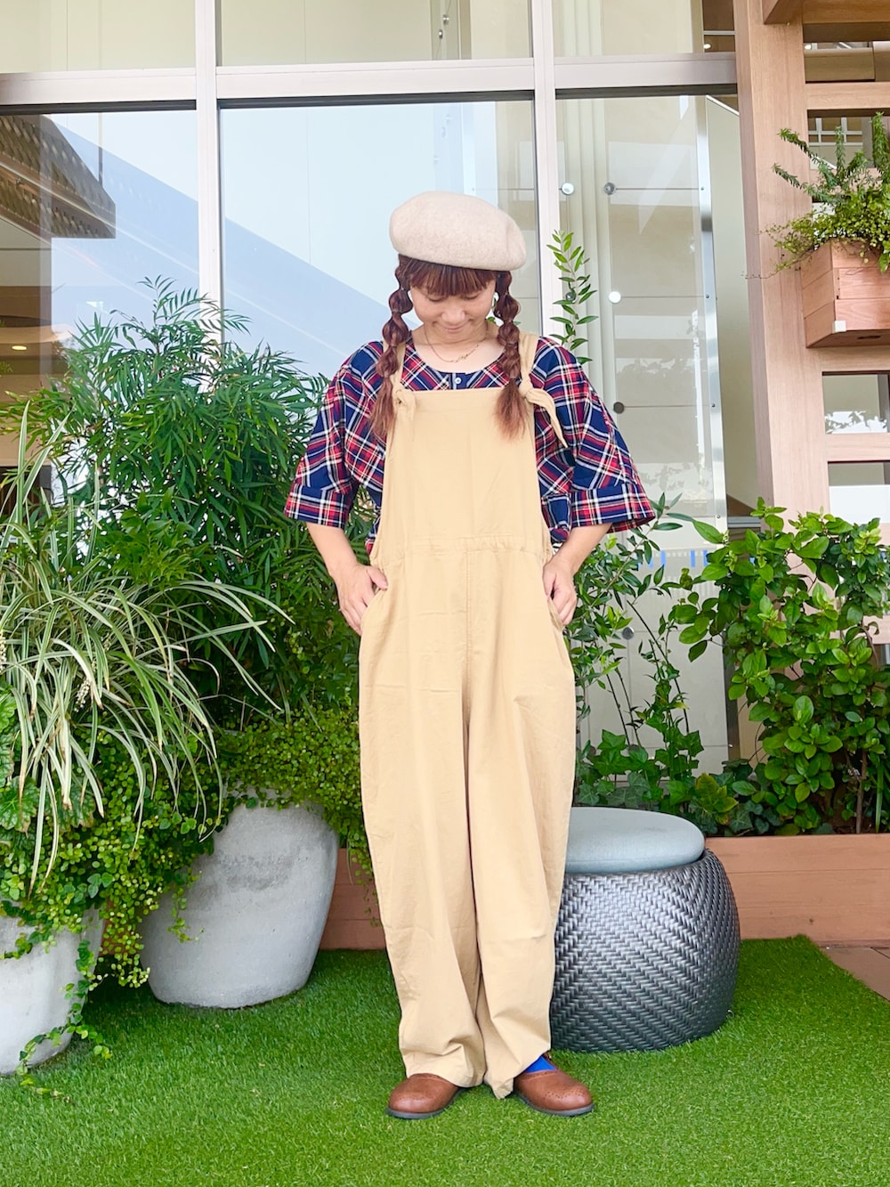 ベージュ系のオールインワン・サロペットを着用したレディースの冬コーディネートの2枚目の写真