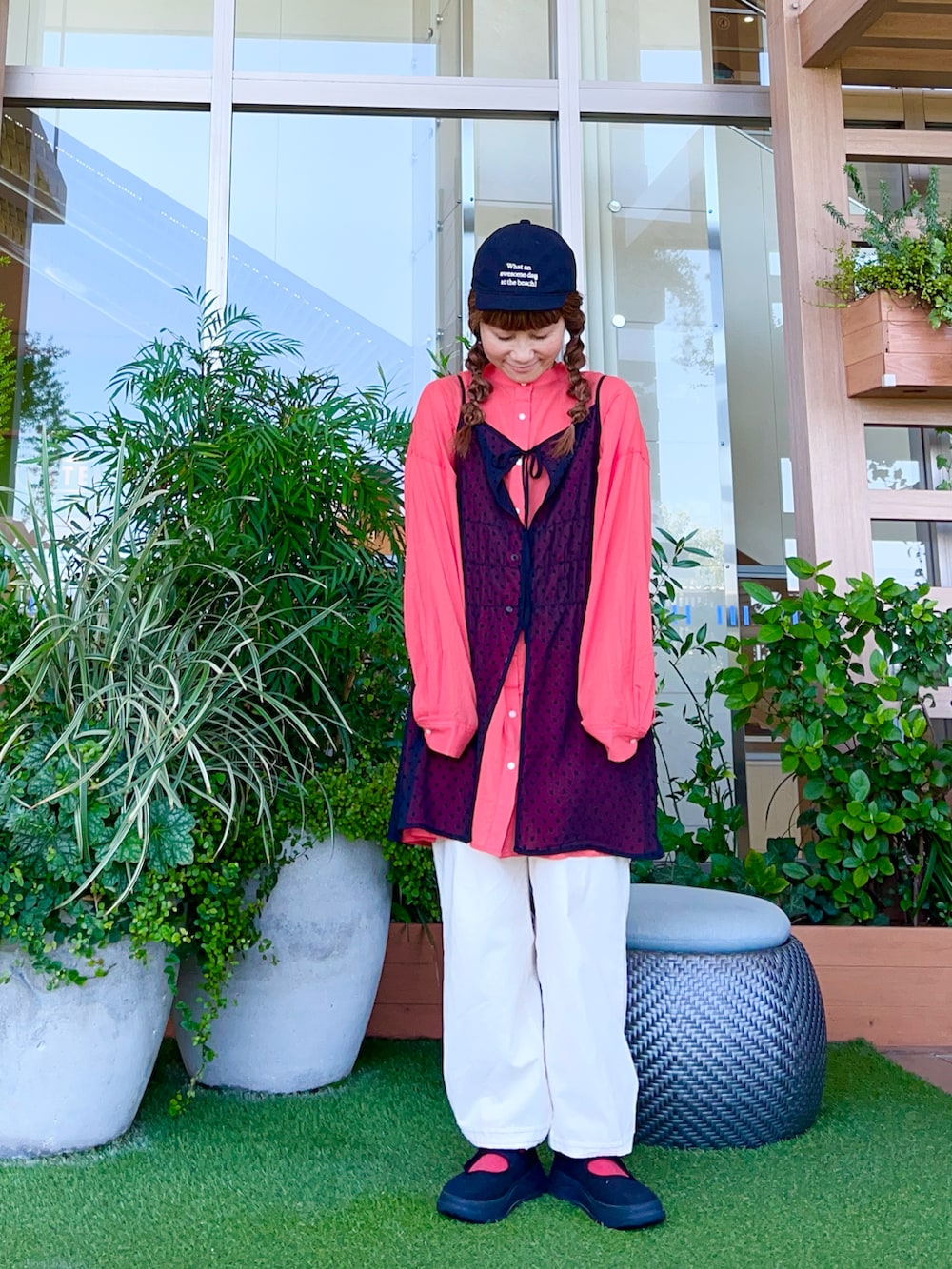 ブラック系のハットを着用したレディースの冬コーディネートの2枚目の写真