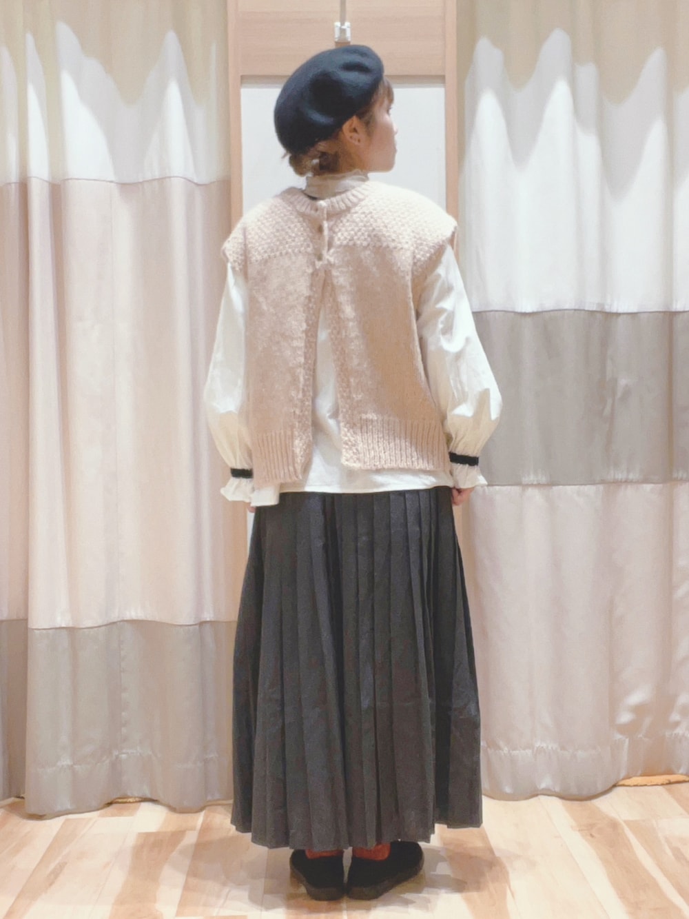 「ニットベスト、ブラウス×スカート、プリーツスカート、ロングスカート、ベレー帽推奨委員会、帽子かぶろう会、イオンモール浜松志都呂、サマンサ モスモス(Samansa Mos2)、リボンブラウス、低身長コーデ」｜「Samansa Mos2のバスクベレー帽（ハット、ブラック系）」を使った、も  な  こさん（レディース・152cm）の秋コーディネートの3枚目の写真