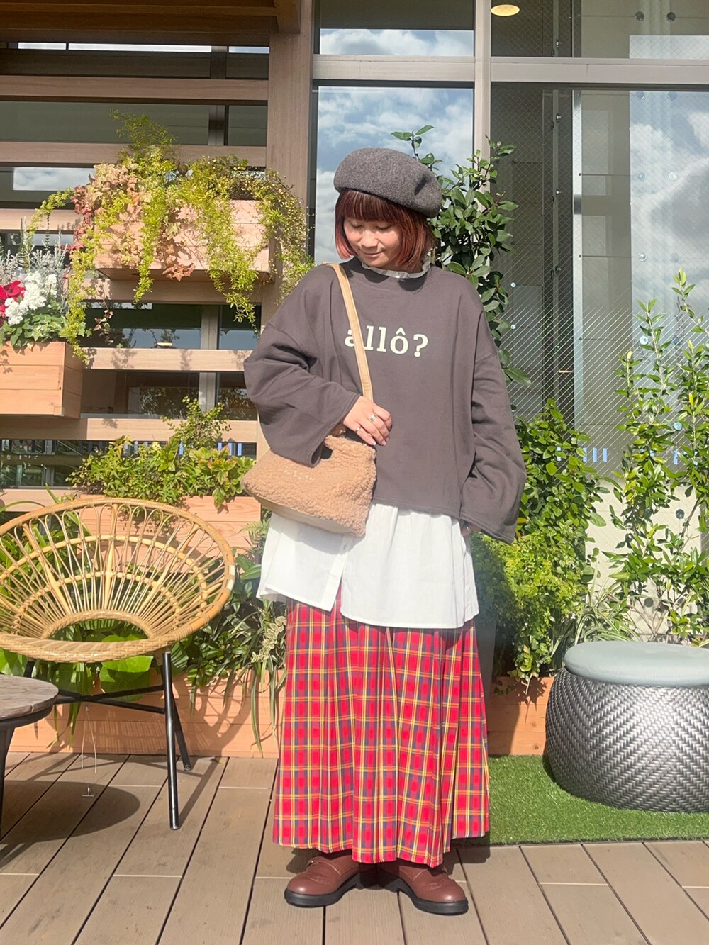 グレー系のTシャツ/カットソーを着用したレディースの春コーディネートの2枚目の写真