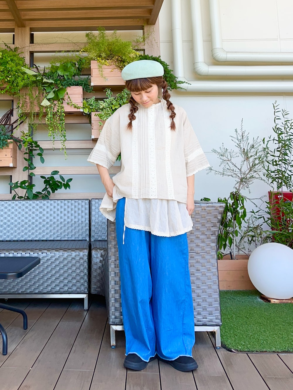 ホワイト系のシャツ/ブラウスを着用したレディースの冬コーディネートの2枚目の写真