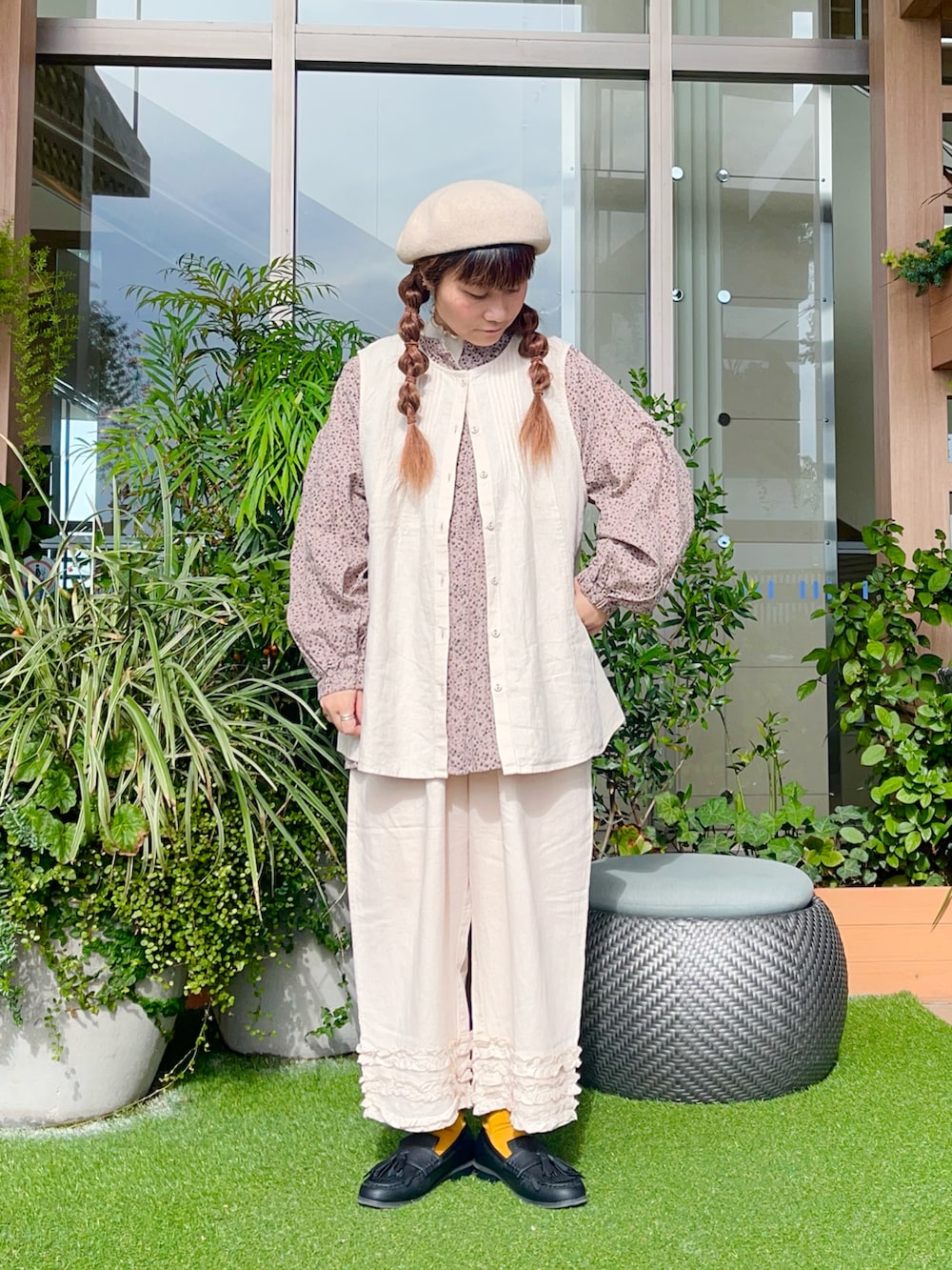 ホワイト系の帽子を着用したレディースの春コーディネートの2枚目の写真