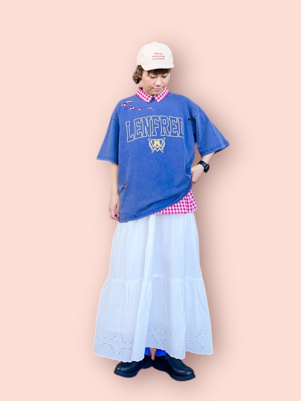 ベージュ系のハットを着用したレディースの冬コーディネートの2枚目の写真