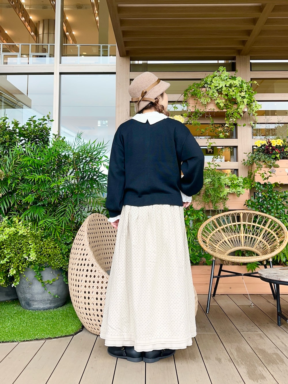 ブラック系のカーディガン/ボレロを着用したレディースの春コーディネートの3枚目の写真