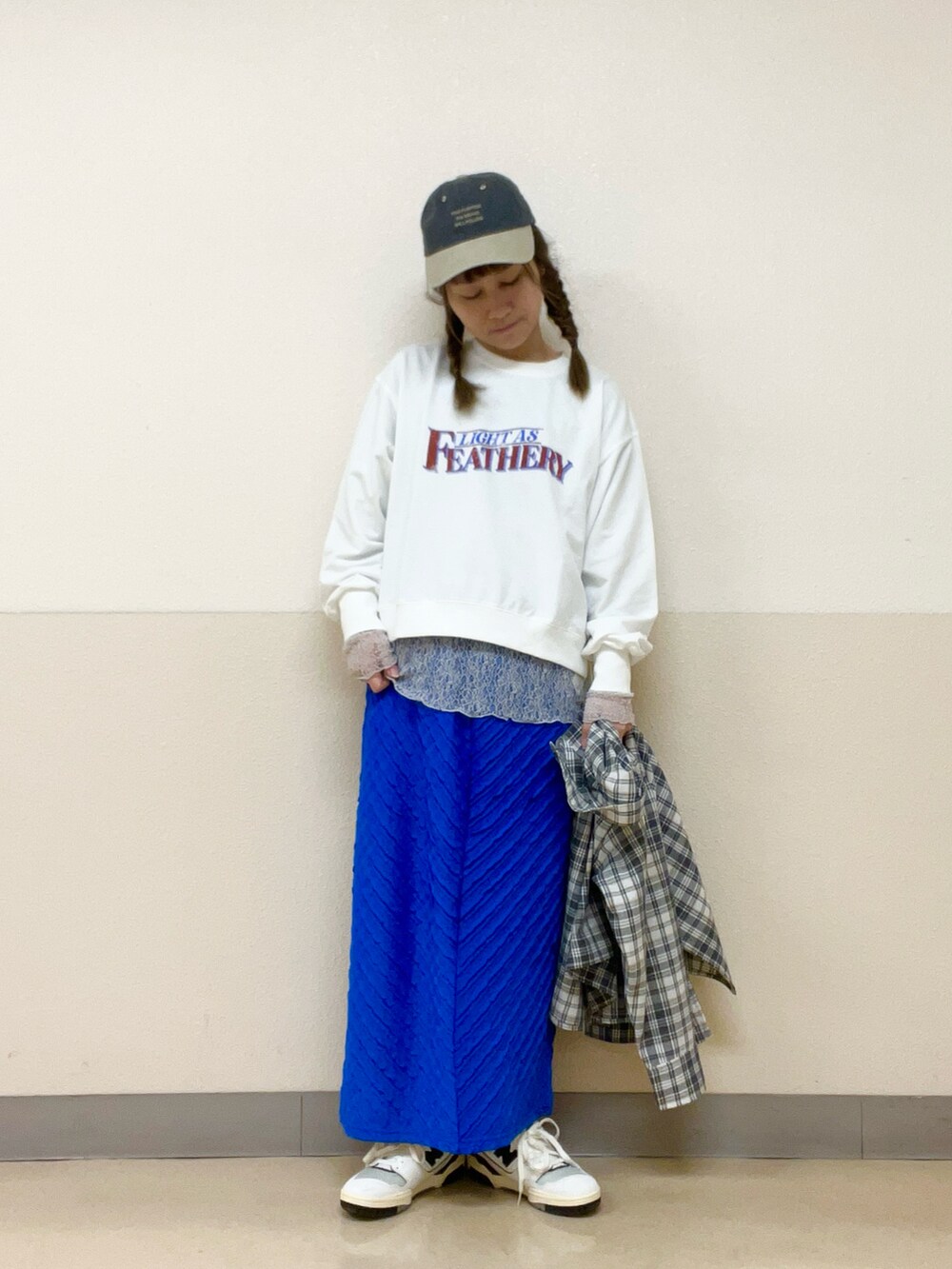 グレー系のシャツ/ブラウス、ホワイト系のベスト、ブルー系のスカートを着用したレディースの春コーディネートの3枚目の写真