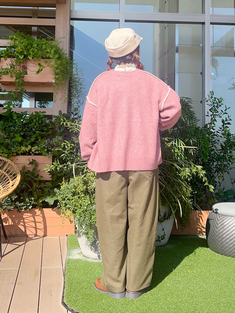 ピンク系のニット/セーターを着用したレディースの春コーディネートの3枚目の写真