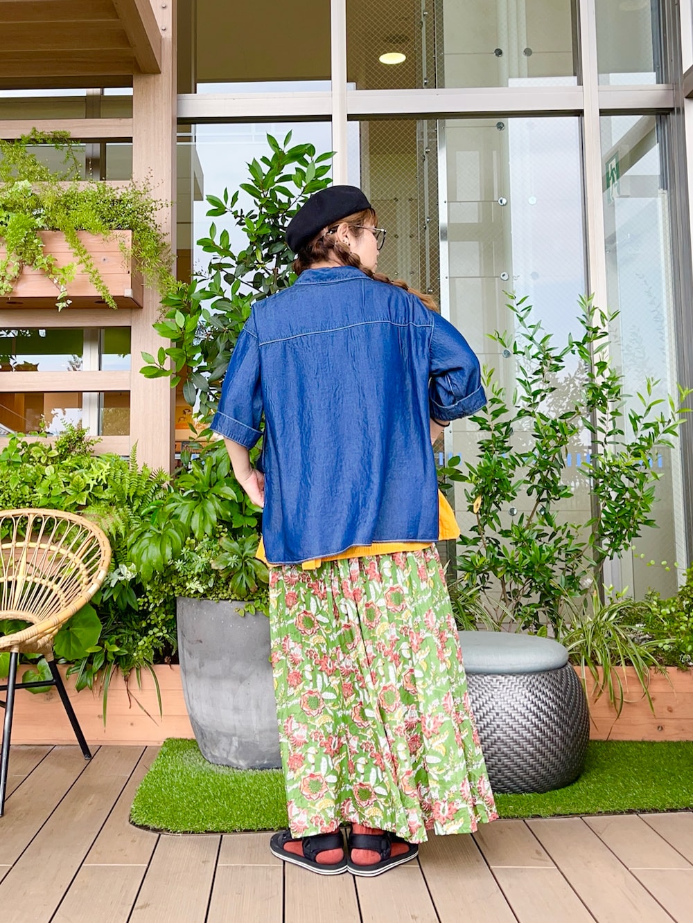 グリーン系のスカートを着用したレディースの冬コーディネートの3枚目の写真