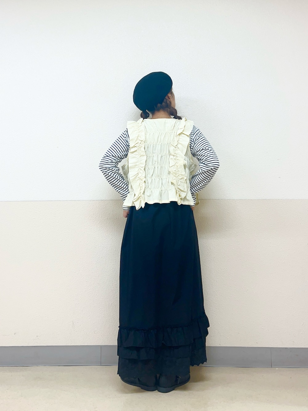 ブラック系のハットを着用したレディースの冬コーディネートの3枚目の写真