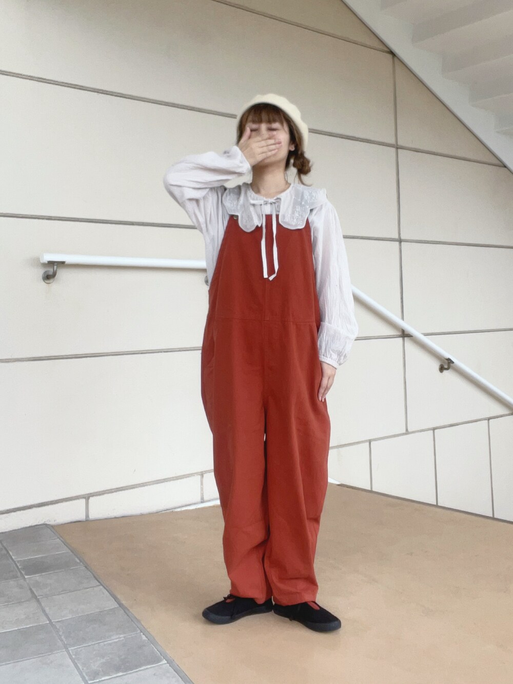 「秋っぽコーデ更新中、シンプルスタイル、ラクチンコーデ、テーマパークコーデ、オーバーオール、残暑、イオンモール浜松志都呂、サマンサ モスモス(Samansa Mos2)、低身長コーデ、ベレー帽推奨委員会」｜「Samansa Mos2のメッシュ刺繍襟取り外しブラウス（シャツ/ブラウス、ホワイト系）」を使った、も  な  こさん（レディース・152cm）の秋コーディネートの2枚目の写真