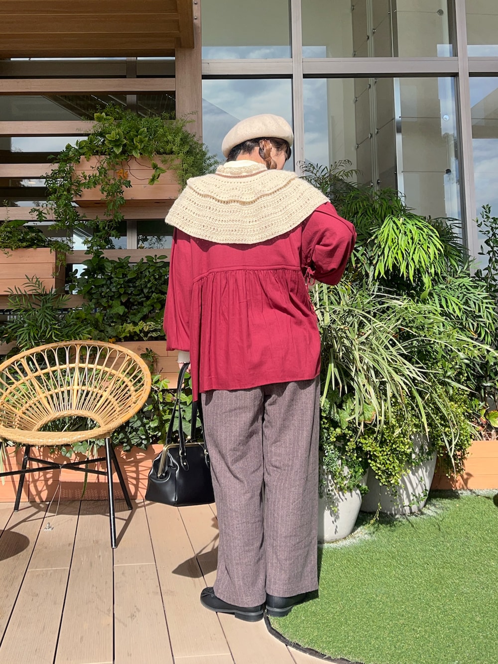 レッド系のシャツ/ブラウスを着用したレディースの春コーディネートの3枚目の写真