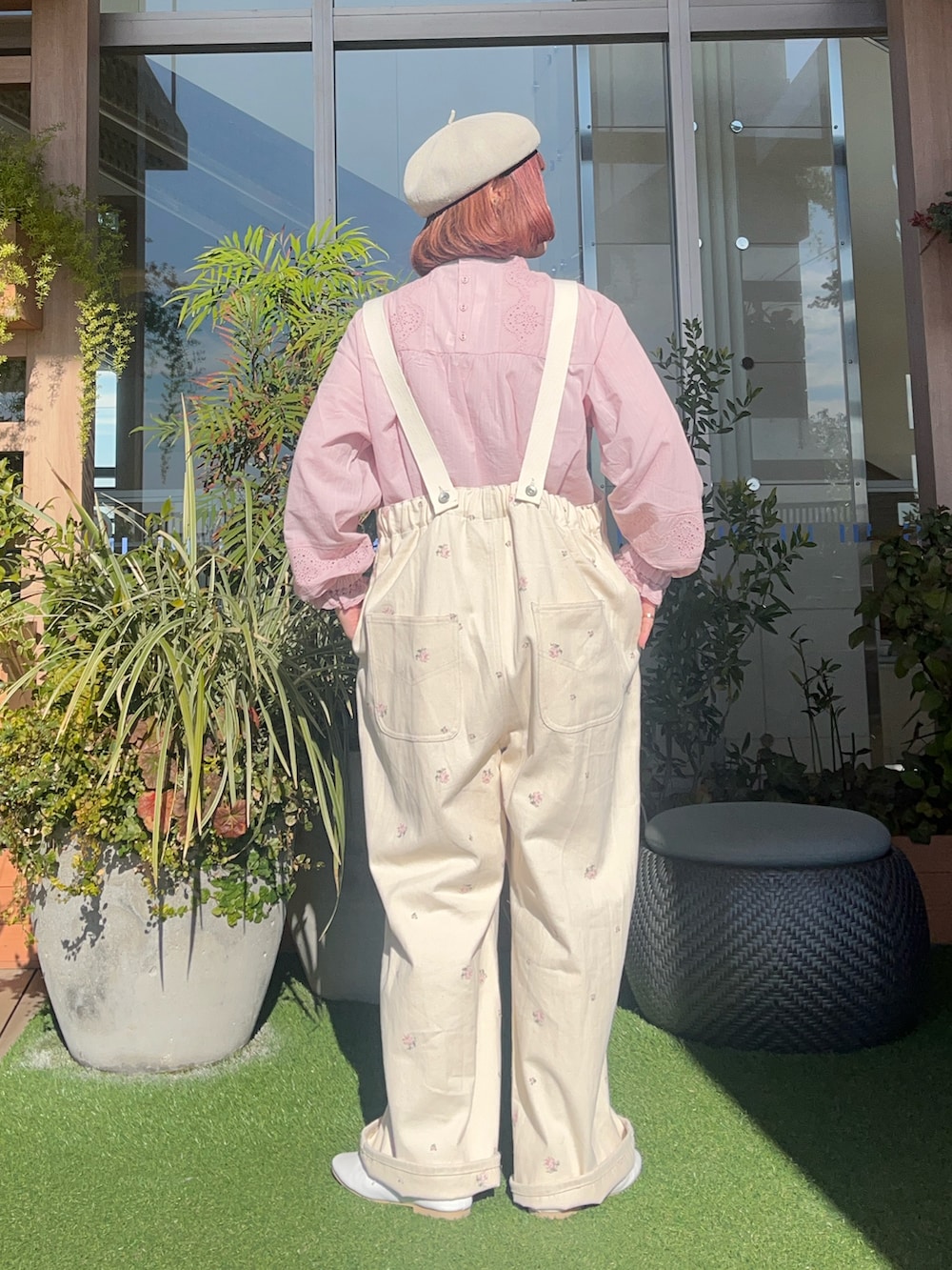 ホワイト系のサロペット/オーバーオールを着用したレディースの夏コーディネートの3枚目の写真