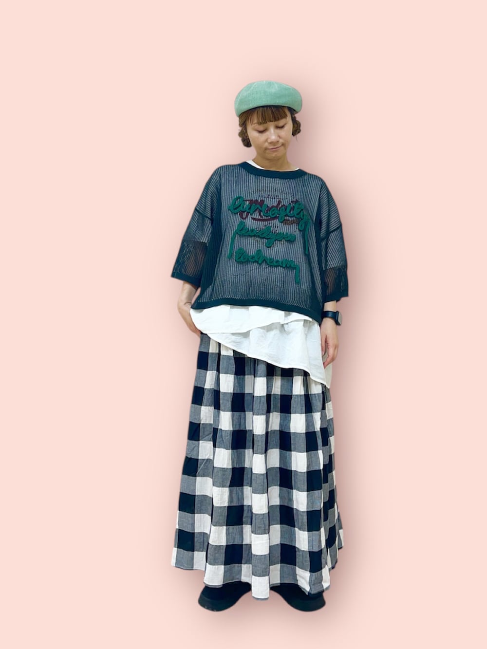 グリーン系のハットを着用したレディースの秋コーディネートの2枚目の写真