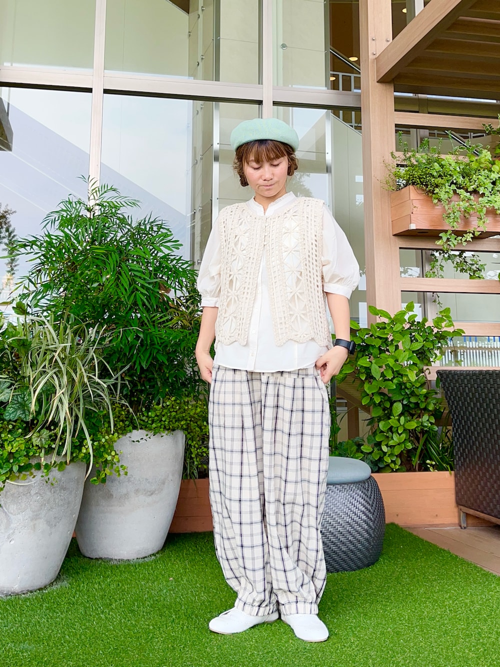 グリーン系のハットを着用したレディースの冬コーディネートの2枚目の写真