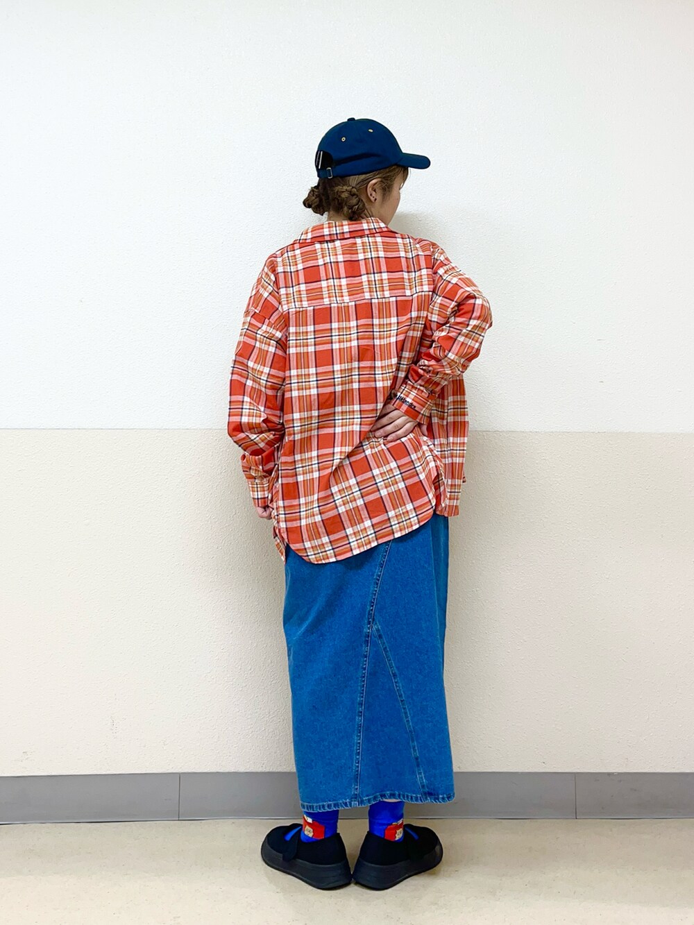 ブルー系のハットを着用したレディースの秋コーディネートの3枚目の写真