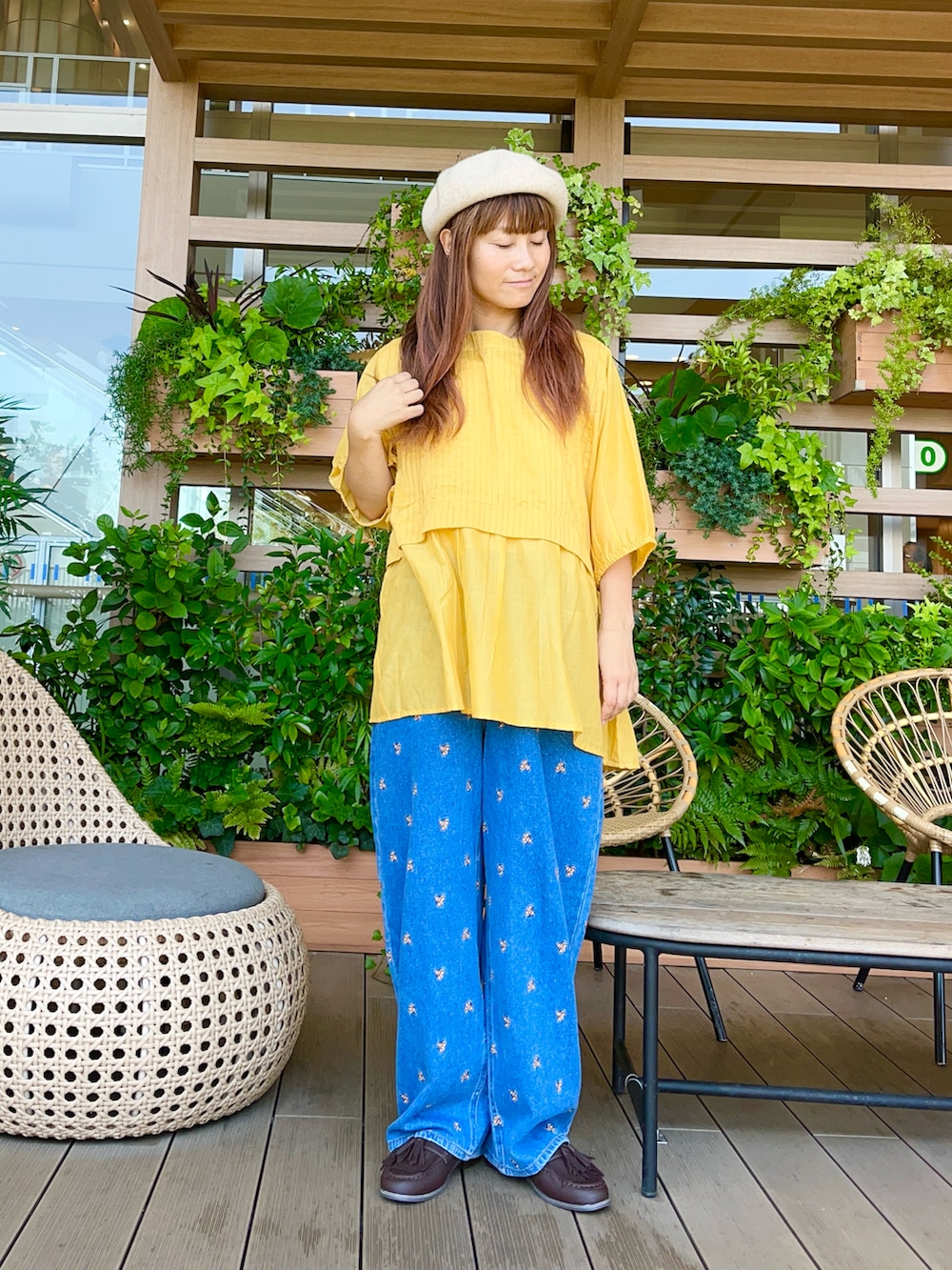 ブルー系のその他パンツを着用したレディースの冬コーディネートの2枚目の写真