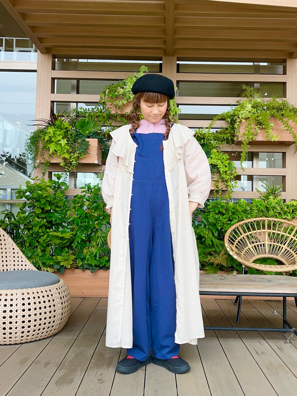 ホワイト系のワンピースを着用したレディースの冬コーディネートの2枚目の写真