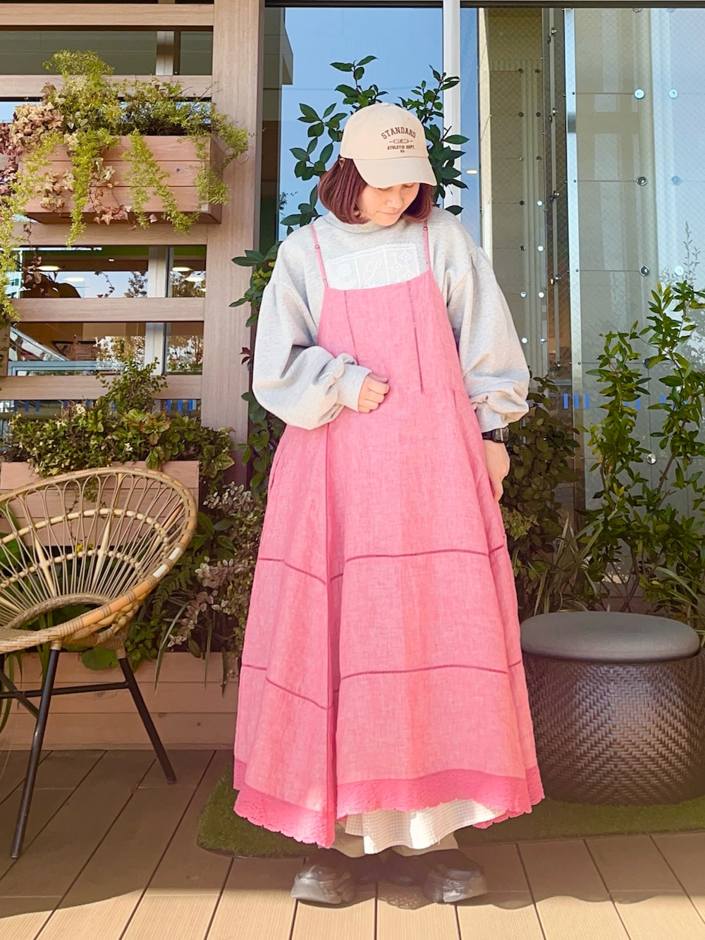 ホワイト系のTシャツ/カットソーを着用したレディースの夏コーディネートの2枚目の写真
