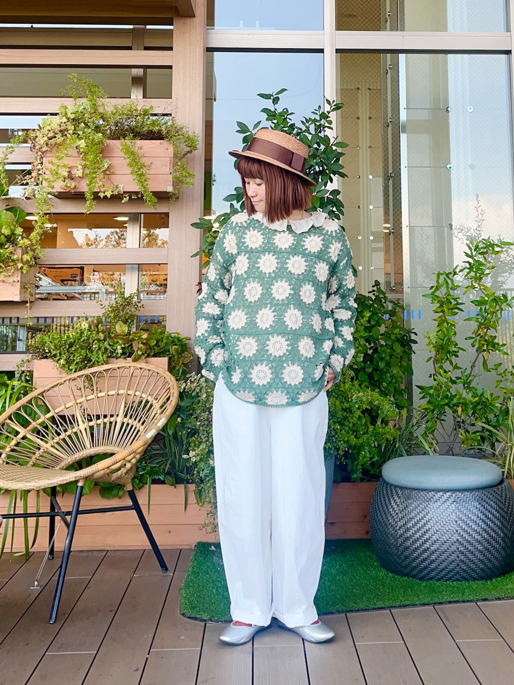 グリーン系のニット/セーターを着用したレディースの春コーディネートの2枚目の写真