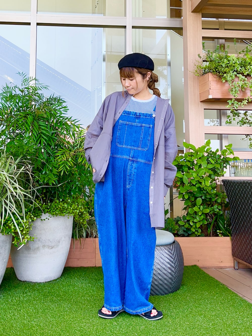 ブラック系のハットを着用したレディースの冬コーディネートの2枚目の写真