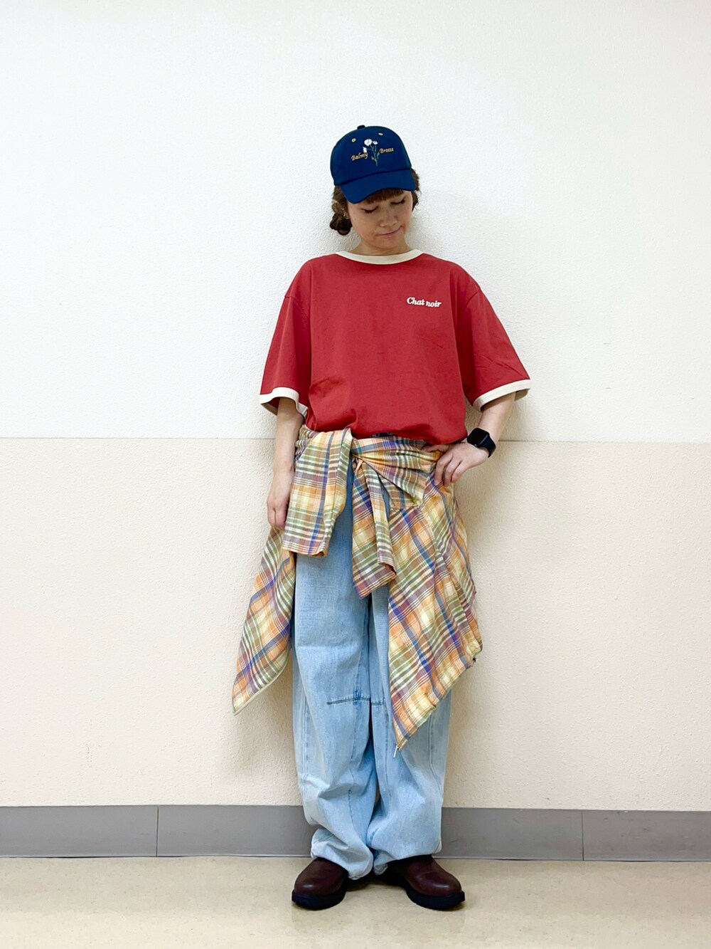 ブルー系のハットを着用したレディースの夏コーディネートの2枚目の写真