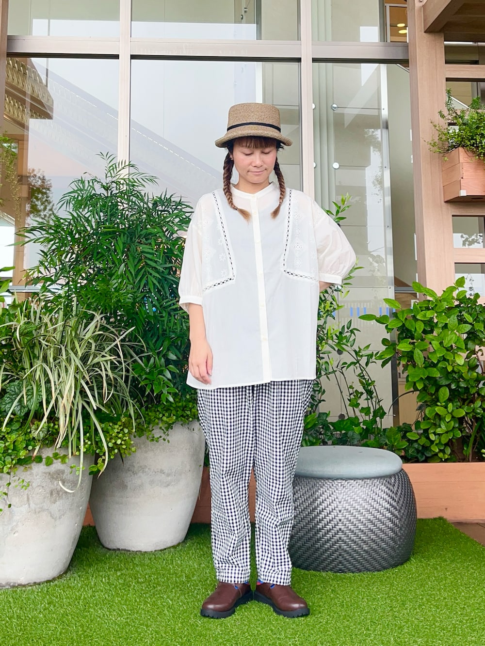 ブラウン系のハットを着用したレディースの冬コーディネートの2枚目の写真