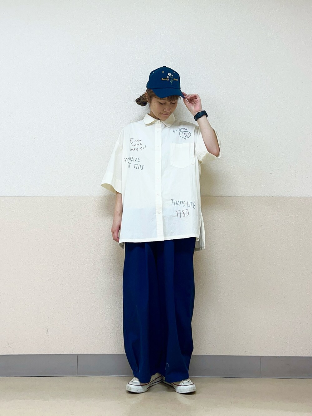 ブルー系のハットを着用したレディースの秋コーディネートの2枚目の写真