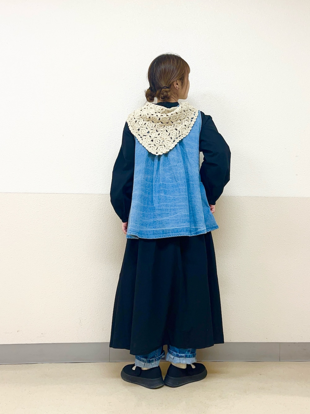 「デニム、シャツワンピース×デニム、シャツワンピース、ワンストラップシューズ、デニムパンツ、ベスト、イオンモール浜松志都呂、サマンサ モスモス(Samansa Mos2)、低身長コーデ、低身長女子」｜「Samansa Mos2のアイテム（ファッション雑貨、ホワイト系）」を使った、も  な  こさん（レディース・152cm）の春コーディネートの3枚目の写真