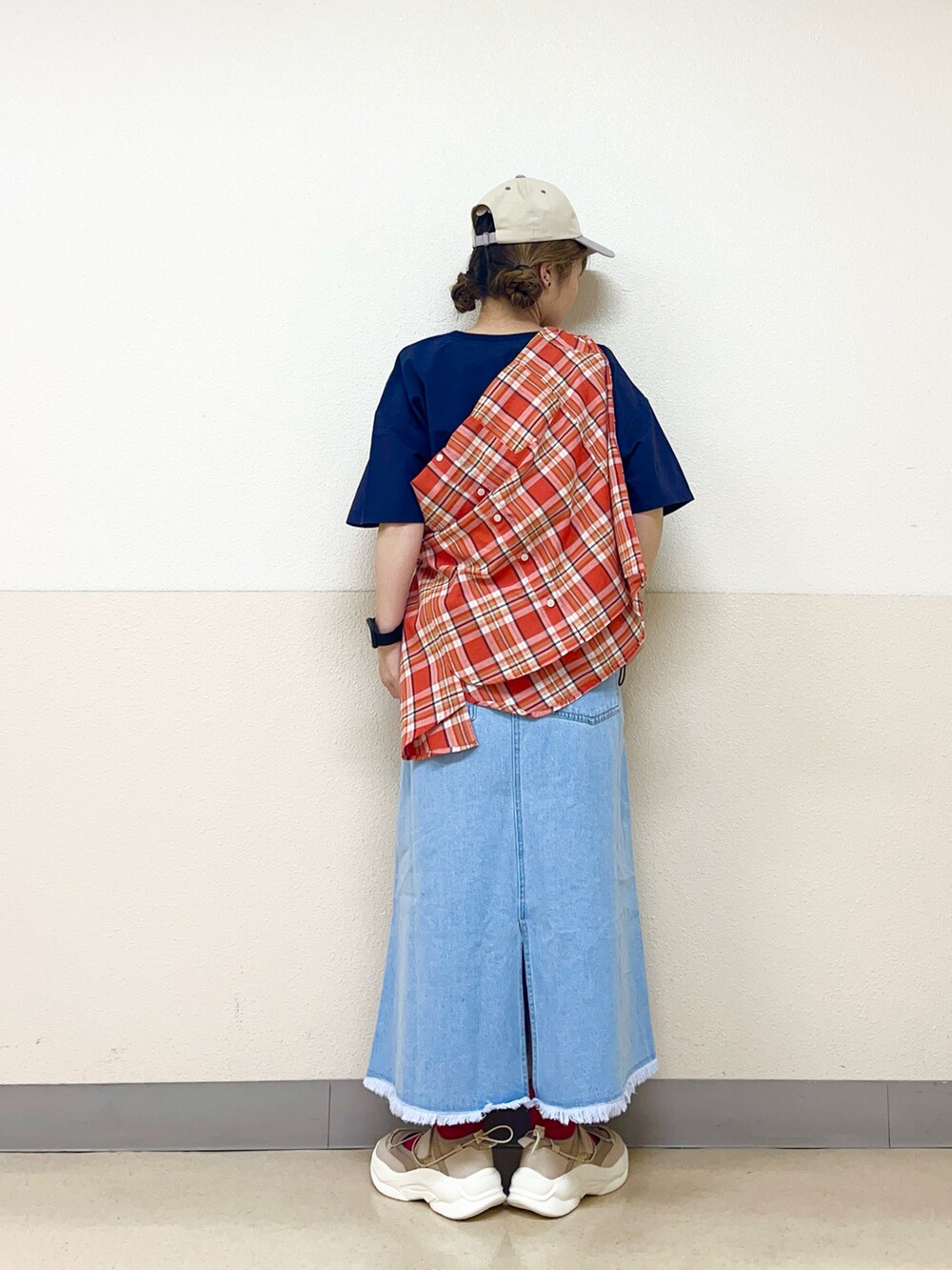 ベージュ系のハットを着用したレディースの秋コーディネートの3枚目の写真