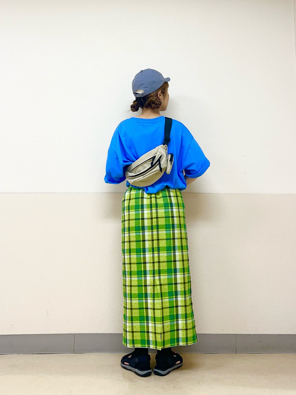 ブルー系のハットを着用したレディースの秋コーディネートの3枚目の写真